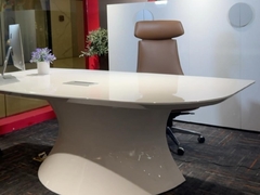 ফিউচারালি আঁকা এক্সিকিউটিভ ডেস্ক